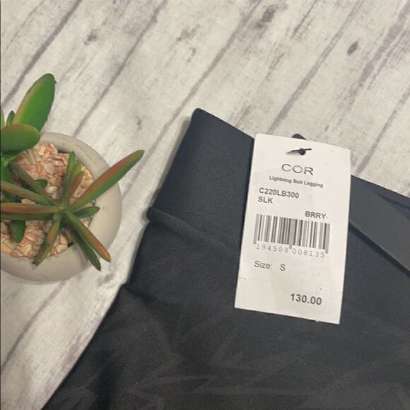 Nwt Ultracor Lightning Bolt Leggings Size Small In Berry - Picture 9 of 13